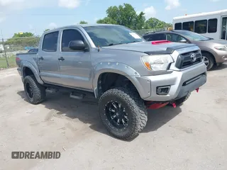 2015 Toyota Tacoma z VIN 5TFLU4EN8FX124417, wystawiony jako IAAI lot #42453936 z przebiegiem 101 156 mil mil oraz . Historia ofert i sprzedaży dostępna na DreamBid. Obrazek 1.