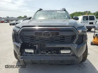 2024 Toyota Tacoma SR5 z VIN 3TMLB5JN6RM058039, wystawiony jako Copart lot #57168865 z przebiegiem 1 859 mil mil oraz Czysty tytuł • Clean title. Historia ofert i sprzedaży dostępna na DreamBid. Obrazek 5.