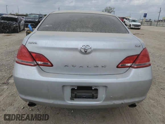 2005 Toyota Avalon XL z VIN 4T1BK36B55U019491, wystawiony jako Copart lot #50530335 z przebiegiem 111 698 mil mil oraz Szkoda całkowita • Salvage title. Historia ofert i sprzedaży dostępna na DreamBid. Obrazek 6.