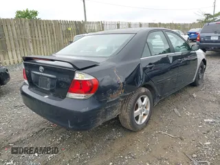 2005 Toyota Camry STD z VIN 4T1BE32K75U057530, wystawiony jako IAAI lot #42235688 z przebiegiem 279 427 mil mil oraz . Historia ofert i sprzedaży dostępna na DreamBid. Obrazek 4.