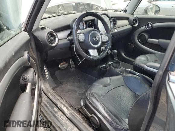 2008 MINI Hardtop S with VIN WMWMF73548TV39180, listed as a Copart auction lot 58972245 with 123,907 mi miles and Clean title. Bid and sale history available at DreamBid. Image 8.