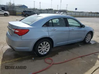 2014 Chrysler 200 Limited z VIN 1C3CCBCG9EN172972, wystawiony jako Copart lot #53242875 z przebiegiem 173 383 mil mil oraz Szkody całkowita. Historia ofert i sprzedaży dostępna na DreamBid. Obrazek 3.
