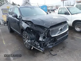 2024 Volvo XC90 Plus Bright Theme z VIN YV4L12PE9R1168540, wystawiony jako IAAI lot #41240869 z przebiegiem 20 653 mil mil oraz . Historia ofert i sprzedaży dostępna na DreamBid. Obrazek 1.