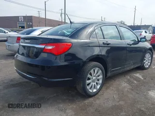 2013 Chrysler 200 Touring z VIN 1C3CCBBB5DN699931, wystawiony jako IAAI lot #42023004 z przebiegiem 62 737 mil mil oraz . Historia ofert i sprzedaży dostępna na DreamBid. Obrazek 4.