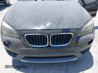 2014 BMW X1 sDrive28i z VIN WBAVM1C50EVW54351, wystawiony jako IAAI lot #42117685 z przebiegiem 131 631 mil mil oraz . Historia ofert i sprzedaży dostępna na DreamBid. Obrazek 6.