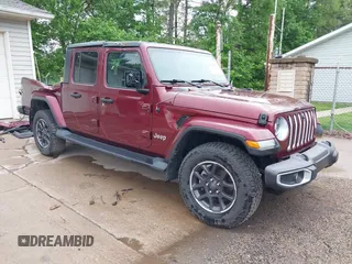 2021 Jeep Gladiator Overland z VIN 1C6HJTFGXML555622, wystawiony jako IAAI lot #42237686 z przebiegiem 62 358 mil mil oraz . Historia ofert i sprzedaży dostępna na DreamBid. Obrazek 1.