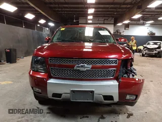 2010 Chevrolet Suburban LT z VIN 1GNUKJE32AR106197, wystawiony jako IAAI lot #42378134 z przebiegiem 106 479 mil mil oraz . Historia ofert i sprzedaży dostępna na DreamBid. Obrazek 13.