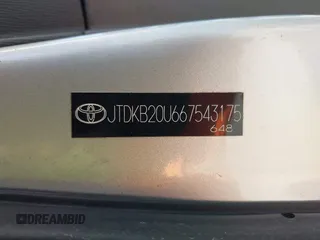 2006 Toyota Prius z VIN JTDKB20U667543175, wystawiony jako IAAI lot #42313159 z przebiegiem 277 637 mil mil oraz . Historia ofert i sprzedaży dostępna na DreamBid. Obrazek 12.