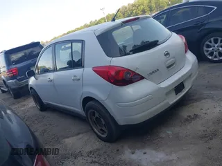 2011 Nissan Versa S z VIN 3N1BC1CP7BL442992, wystawiony jako IAAI lot #42184608 z przebiegiem 175 794 mil mil oraz . Historia ofert i sprzedaży dostępna na DreamBid. Obrazek 3.
