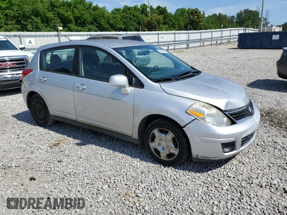 2011 Nissan Versa S z VIN 3N1BC1CP7BL440448, wystawiony jako Copart lot #58199525 z przebiegiem 155 043 mil mil oraz Szkoda całkowita • Salvage title. Historia ofert i sprzedaży dostępna na DreamBid. Obrazek 4.