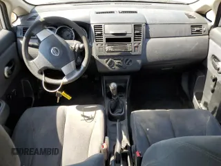2009 Nissan Versa 1.6 z VIN 3N1CC11E09L445460, wystawiony jako Copart lot #74360764 z przebiegiem 202 122 mil mil oraz Szkoda całkowita • Salvage title. Historia ofert i sprzedaży dostępna na DreamBid. Obrazek 8.