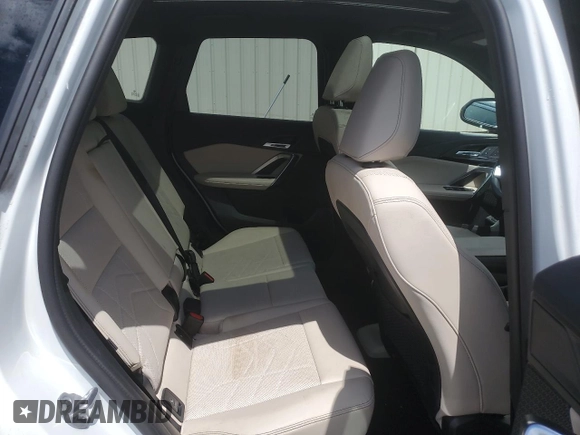 2024 BMW X1 xDrive28i z VIN WBX73EF01R5Z19955, wystawiony jako Copart lot #61263085 z przebiegiem 21 897 mil mil oraz Czysty tytuł • Clean title. Historia ofert i sprzedaży dostępna na DreamBid. Obrazek 10.
