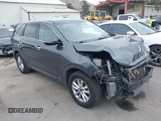 2020 Kia Sorento LX z VIN 5XYPGDA35LG663072, wystawiony jako IAAI lot #42200211 z przebiegiem 130 332 mil mil oraz . Historia ofert i sprzedaży dostępna na DreamBid. Obrazek 1.