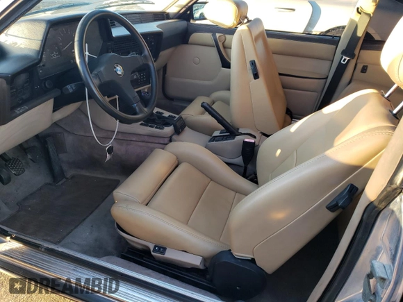 1987 BMW M6 z VIN WBAEE1405H2560004, wystawiony jako Copart lot #85741934 z przebiegiem 124 692 mil mil oraz Czysty tytuł • Clean title. Historia ofert i sprzedaży dostępna na DreamBid. Obrazek 7.