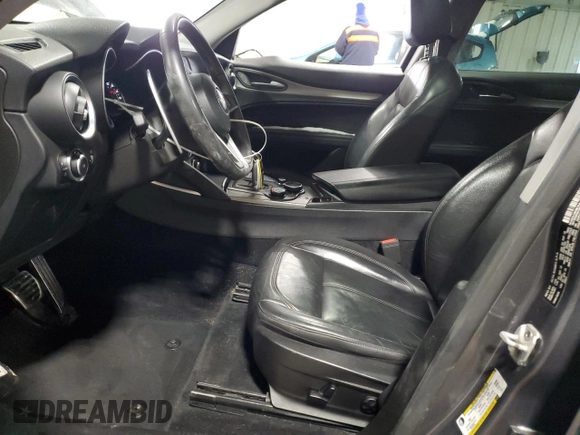 2019 Alfa Romeo Stelvio z VIN ZASPAKAN2K7C32117, wystawiony jako Copart lot #41795675 z przebiegiem 90 124 mil mil oraz Szkoda całkowita • Salvage title. Historia ofert i sprzedaży dostępna na DreamBid. Obrazek 7.
