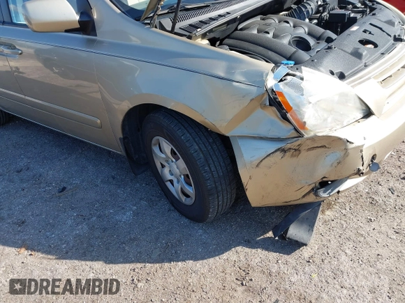 2008 Kia Sedona LX with VIN KNDMB233086261988, listed as a IAAI auction lot 41612389 with 170,947 mi miles. Bid and sale history available at carsss.com. Image 6.