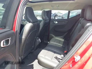 2025 Volvo XC40 Ultimate Dark Theme z VIN YV4L12UM3S2529546, wystawiony jako IAAI lot #42270947 z przebiegiem 787 mil mil oraz . Historia ofert i sprzedaży dostępna na DreamBid. Obrazek 8.