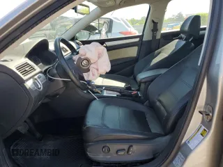 2012 Volkswagen Passat SE z VIN 1VWBH7A39CC092065, wystawiony jako Copart lot #52719595 z przebiegiem 161 991 mil mil oraz Szkoda całkowita • Salvage title. Historia ofert i sprzedaży dostępna na DreamBid. Obrazek 7.