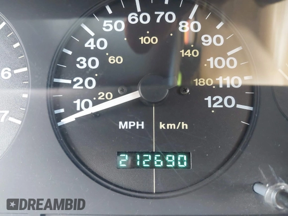 1996 Jeep Grand Cherokee Limited z VIN 1J4GZ78Y3TC191000, wystawiony jako IAAI lot #42259621 z przebiegiem 212 690 mil mil oraz . Historia ofert i sprzedaży dostępna na DreamBid. Obrazek 15.