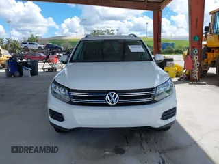 2015 Volkswagen Tiguan S z VIN WVGAV7AX5FW566666, wystawiony jako IAAI lot #40416569 z przebiegiem 76 846 mil mil oraz . Historia ofert i sprzedaży dostępna na DreamBid. Obrazek 12.