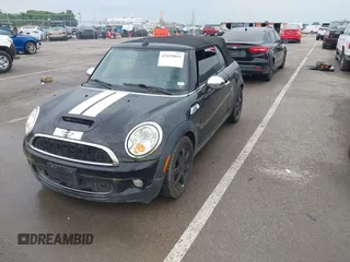 2010 MINI Convertible S z VIN WMWMS3C51ATY51760, wystawiony jako IAAI lot #42419015 z przebiegiem 86 437 mil mil oraz . Historia ofert i sprzedaży dostępna na DreamBid. Obrazek 2.