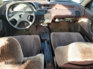 1987 Honda Accord z VIN JHMCA5633HC044303, wystawiony jako Copart lot #85697384 z przebiegiem 19 871 mil mil oraz Nie do naprawy • Non repairable. Historia ofert i sprzedaży dostępna na DreamBid. Obrazek 8.