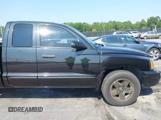 2006 Dodge Dakota SLT z VIN 1D7HE42NX6S666354, wystawiony jako IAAI lot #42394779 z przebiegiem 124 633 mil mil oraz . Historia ofert i sprzedaży dostępna na DreamBid. Obrazek 12.