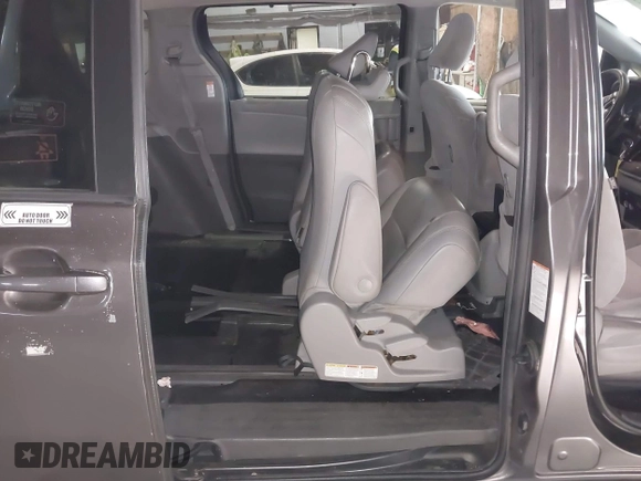 2018 Toyota Sienna LE Auto Access Seat with VIN 5TDKZ3DC4JS906025, listed as a IAAI auction lot 41078552 with 227,565 mi miles. Bid and sale history available at carsss.com. Image 17.