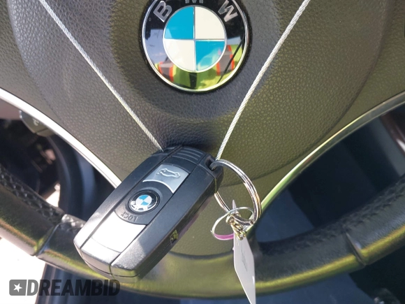 2013 BMW 3 Series 328i z VIN WBADW7C5XDE732643, wystawiony jako IAAI lot #41665789 z przebiegiem Nie podano mil oraz . Historia ofert i sprzedaży dostępna na DreamBid. Obrazek 11.