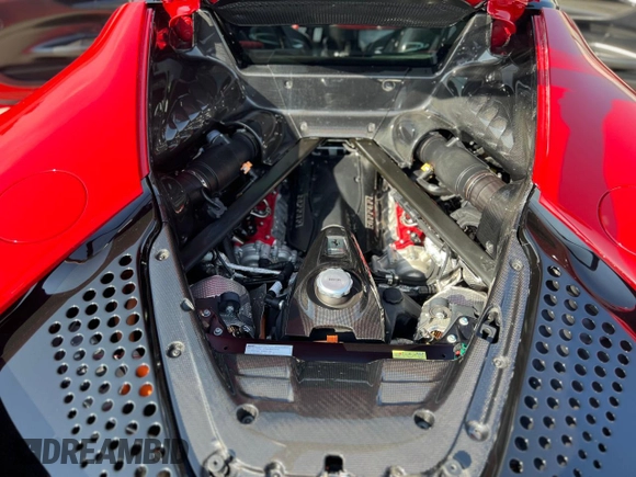 2021 Ferrari SF90 z VIN ZFF95NLA4M0265120, wystawiony jako Copart lot #55701215 z przebiegiem 5000 mil mil oraz Szkody całkowita. Historia ofert i sprzedaży dostępna na DreamBid. Obrazek 7.