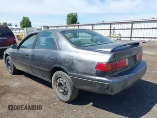 2001 Toyota Camry CE z VIN 4T1BG22K51U817811, wystawiony jako IAAI lot #42378357 z przebiegiem 347 362 mil mil oraz . Historia ofert i sprzedaży dostępna na DreamBid. Obrazek 3.