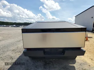 2024 Tesla Cybertruck z VIN 7G2CEHEDXRA015316, wystawiony jako Copart lot #64463034 z przebiegiem 1818 mil mil oraz Szkody całkowita. Historia ofert i sprzedaży dostępna na DreamBid. Obrazek 6.