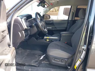 2022 Toyota Tacoma SR5 z VIN 3TMBZ5DN5NM036322, wystawiony jako IAAI lot #42437939 z przebiegiem 77 805 mil mil oraz . Historia ofert i sprzedaży dostępna na DreamBid. Obrazek 5.