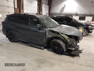 2024 Toyota Highlander LE z VIN 5TDKDRBH2RS528556, wystawiony jako IAAI lot #41428628 z przebiegiem 12 935 mil mil oraz . Historia ofert i sprzedaży dostępna na DreamBid. Obrazek 1.