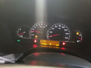 2010 Cadillac STS AWD z VIN 1G6DU6EV5A0113671, wystawiony jako Copart lot #47447395 z przebiegiem 77 062 mil mil oraz Tytuł czysty. Historia ofert i sprzedaży dostępna na DreamBid. Obrazek 9.