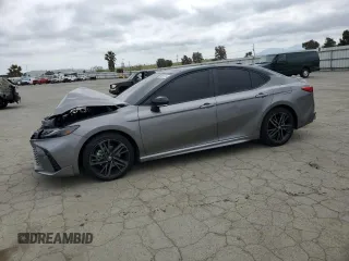2025 Toyota Camry LE z VIN 4T1DAACK0SU580584, wystawiony jako Copart lot #53381395 z przebiegiem 5 478 mil mil oraz Szkoda całkowita • Salvage title. Historia ofert i sprzedaży dostępna na DreamBid. Obrazek 1.