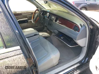2004 Lincoln Town Car Ultimate z VIN 1LNHM83W34Y680212, wystawiony jako IAAI lot #42038987 z przebiegiem 108 450 mil mil oraz . Historia ofert i sprzedaży dostępna na DreamBid. Obrazek 5.