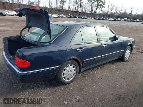 1999 Mercedes-Benz E-Class with VIN WDBJF65H1XA817789, listed as a IAAI auction lot 41818511 with 999,999 mi miles. Bid and sale history available at carsss.com. Image 4.