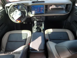 2024 Ford Bronco Wildtrak z VIN 1FMEE2BP4RLB23952, wystawiony jako Copart lot #57058835 z przebiegiem 12 180 mil mil oraz Nie do naprawy • Non repairable. Historia ofert i sprzedaży dostępna na DreamBid. Obrazek 8.