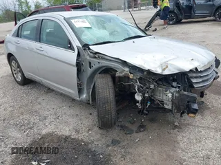 2010 Chrysler Sebring Limited z VIN 1C3CC5FB4AN111833, wystawiony jako IAAI lot #42271090 z przebiegiem 165 191 mil mil oraz . Historia ofert i sprzedaży dostępna na DreamBid. Obrazek 1.