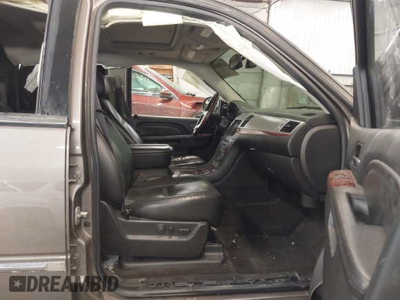 2011 Cadillac Escalade EXT Luxury with VIN 3GYT4MEF4BG222118, listed as a IAAI auction lot 41482082 with 170,555 mi miles. Bid and sale history available at carsss.com. Image 5.