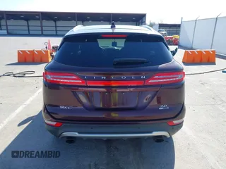 2016 Lincoln MKC Select z VIN 5LMCJ2C96GUJ00891, wystawiony jako IAAI lot #41962387 z przebiegiem 173 999 mil mil oraz . Historia ofert i sprzedaży dostępna na DreamBid. Obrazek 17.