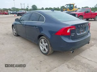2013 Volvo S60 T5 z VIN YV1612FHXD2173223, wystawiony jako IAAI lot #42414429 z przebiegiem 110 025 mil mil oraz . Historia ofert i sprzedaży dostępna na DreamBid. Obrazek 3.