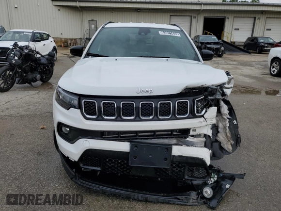 2023 Jeep Compass Latitude с VIN 3C4NJDBN8PT562163, выставлен на аукционе Copart как лот 63021635 с пробегом 51 549 миль миль и Списание • Salvage title. История ставок и продаж доступна на DreamBid. Изображение 5.
