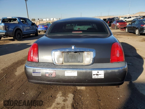 2002 Lincoln Town Car Signature z VIN 1LNHM82W02Y611525, wystawiony jako Copart lot #81514784 z przebiegiem 123 140 mil mil oraz Szkoda całkowita • Salvage title. Historia ofert i sprzedaży dostępna na DreamBid. Obrazek 6.