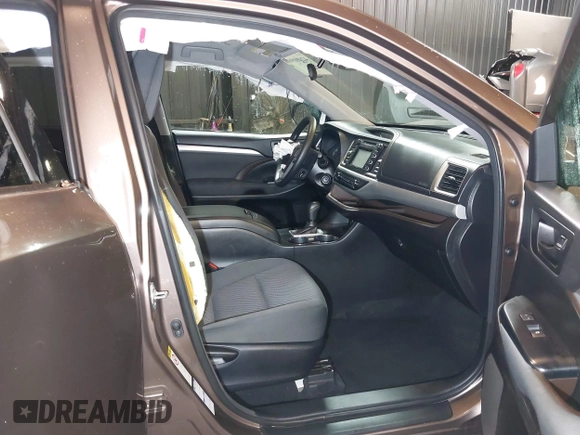 2018 Toyota Highlander LE with VIN 5TDBZRFHXJS879909, listed as a IAAI auction lot 42400961 with 35,721 mi miles and . Bid and sale history available at DreamBid. Image 5.