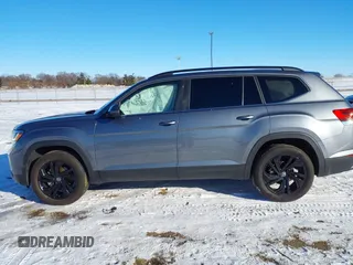 2022 Volkswagen Atlas 3.6L V6 SE w/Technology with VIN 1V2KR2CA2NC551937, listed as a IAAI auction lot 41288324 with 41,410 mi miles. Bid and sale history available at carsss.com. Image 14.