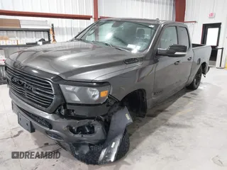 2021 Ram 1500 Big Horn z VIN 1C6SRFBT8MN696504, wystawiony jako IAAI lot #41669093 z przebiegiem 63 356 mil mil oraz . Historia ofert i sprzedaży dostępna na DreamBid. Obrazek 2.