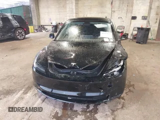 2025 Tesla Model 3 Long Range z VIN 5YJ3E1EA2SF909755, wystawiony jako IAAI lot #41667912 z przebiegiem 1 927 mil mil oraz . Historia ofert i sprzedaży dostępna na DreamBid. Obrazek 12.