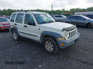 2005 Jeep Liberty Sport z VIN 1J4GK48K75W530535, wystawiony jako IAAI lot #42154934 z przebiegiem 132 637 mil mil oraz . Historia ofert i sprzedaży dostępna na DreamBid. Obrazek 1.